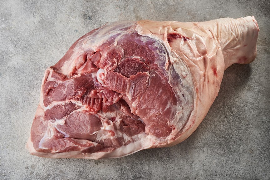 Шинка свиняча на кістці